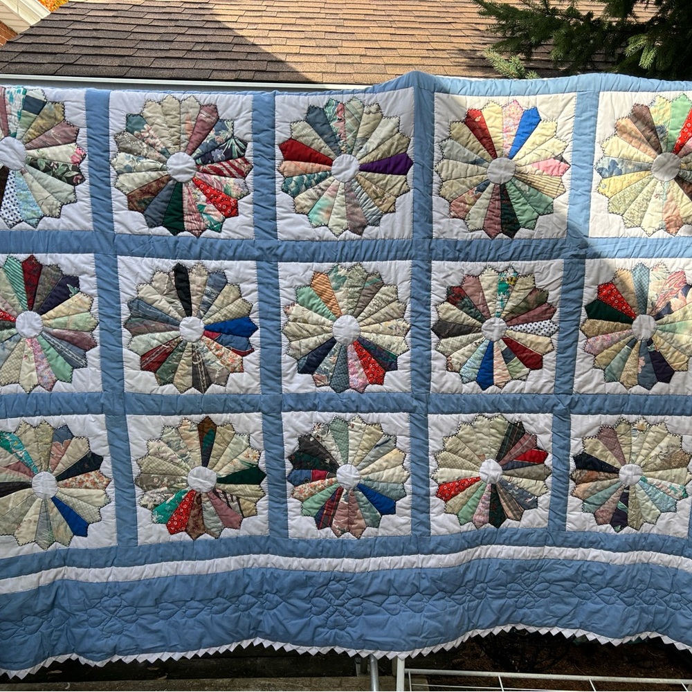 Vintage Homemade Patchwork Hande Stitched Quilt, Queen Dresden Plate